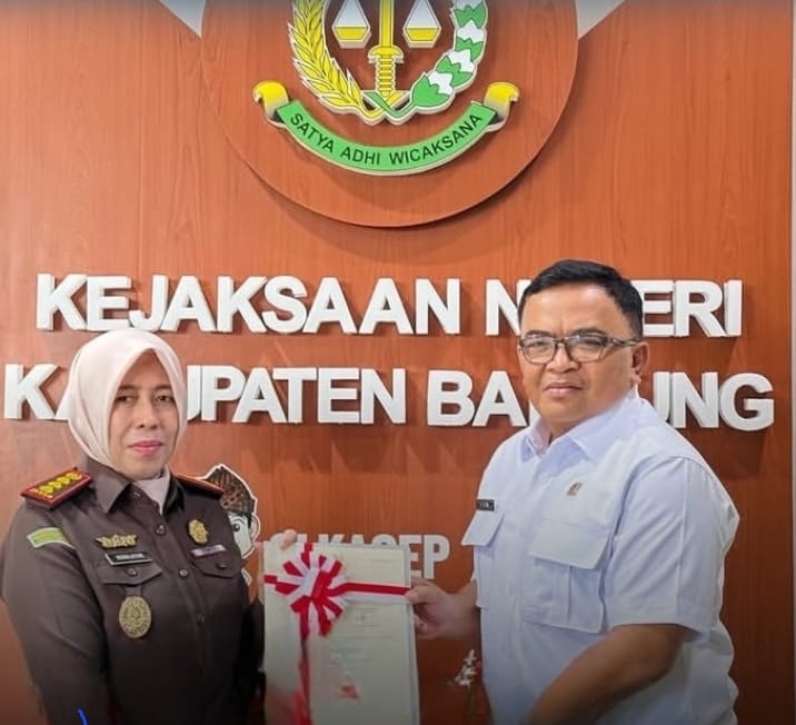 Kepala Kantor ATR/BPN Kabupaten Bandung Serahkan 4 Setifikat Aset Kejari